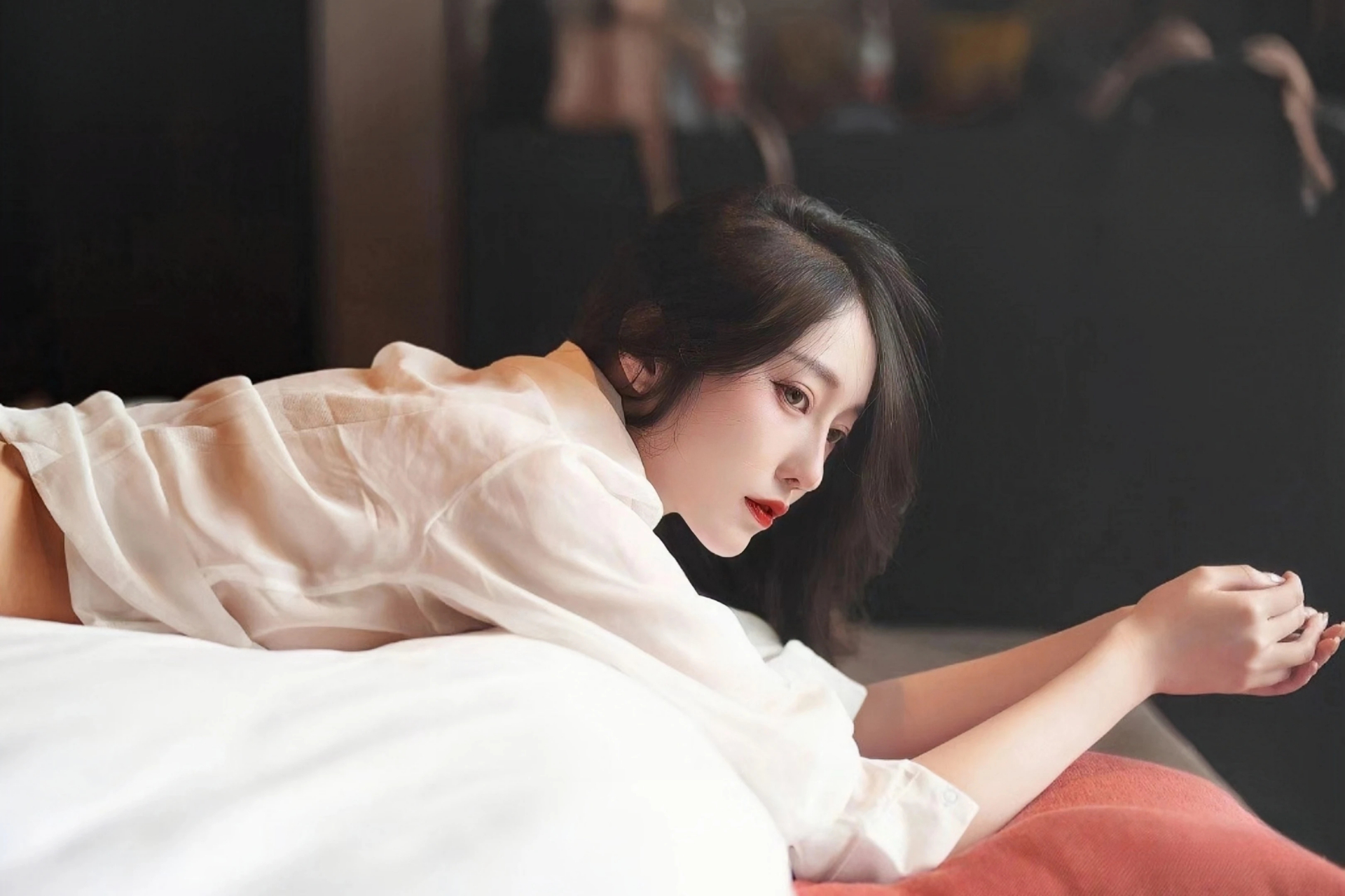 重庆高温天气持续 大熊猫洗冰水浴防暑降温